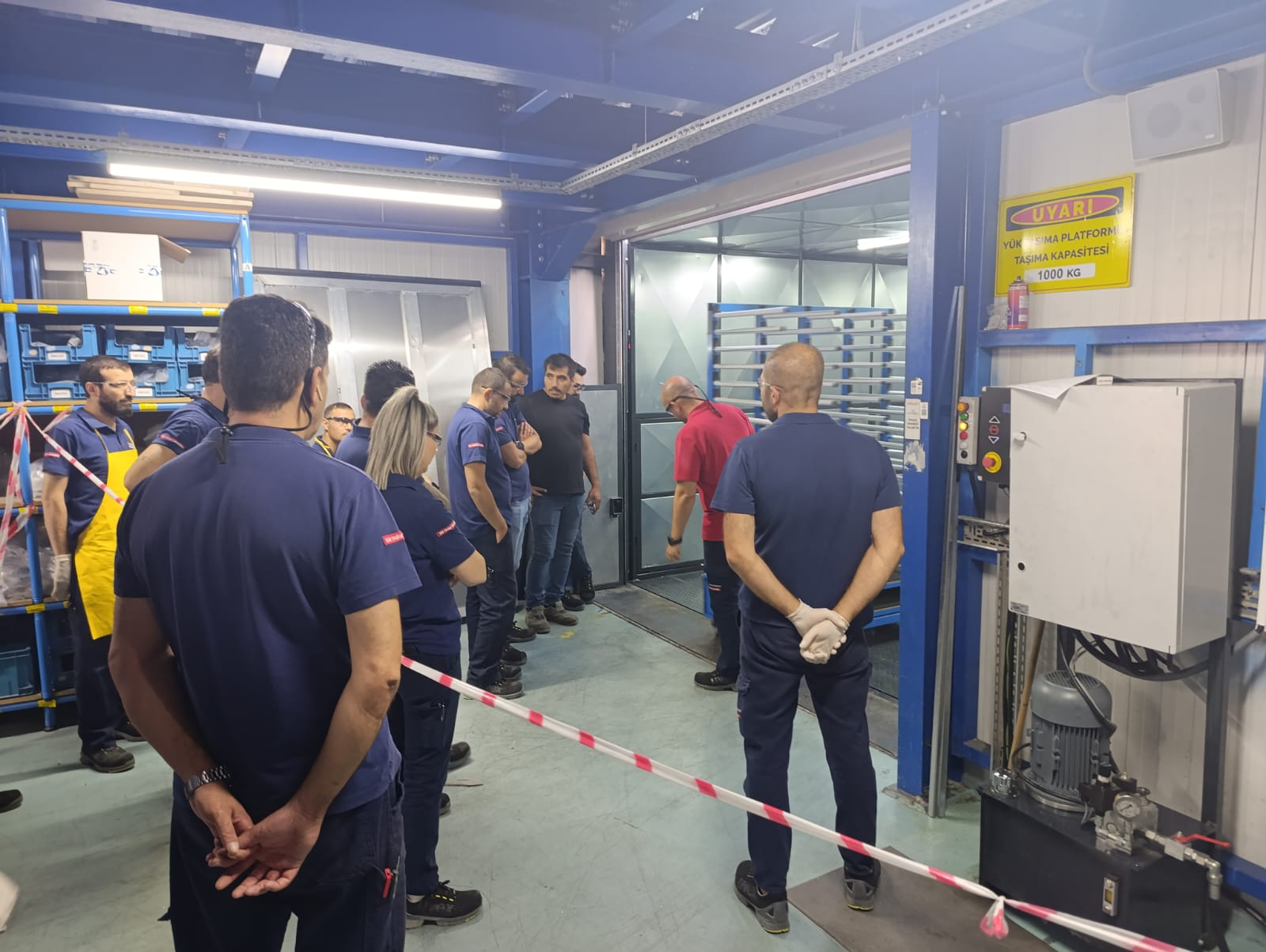 Endüstriyel alanda makaslı yük platformu