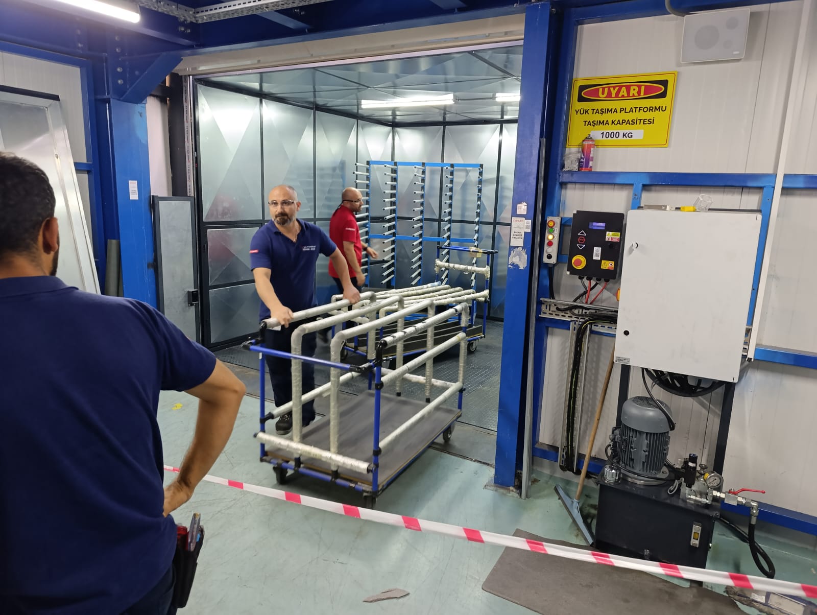 Fabrika içinde makaslı yük platformu uygulaması